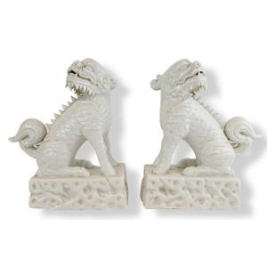 Pair Of Fo Dogs In White Porcelain From China - China Early 20th Century